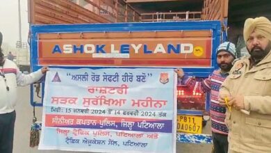 ट्रैफिक पुलिस ने वाहनों पर रिफ्लेक्टर लगाए