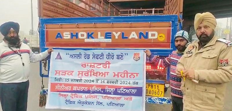 ट्रैफिक पुलिस ने वाहनों पर रिफ्लेक्टर लगाए