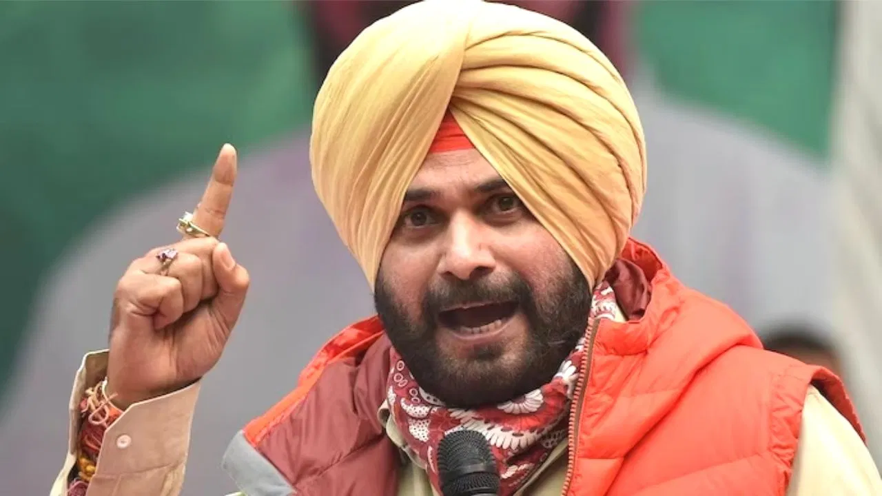 फिर सिद्धू ने पहले बैठक से दूरी बनाई और मोगा में रैली की घोषणा की, बगावत की भावना में