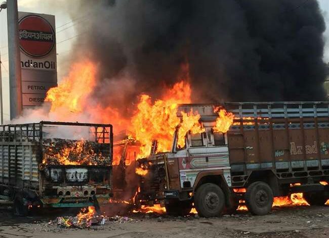 ट्रक में पेट्रोल पंप के बाहर भयंकर आग लगी; चालक ने कूदकर बचाई अपनी जान; आग पर दमकल विभाग की गाड़ियों ने काबू पाया