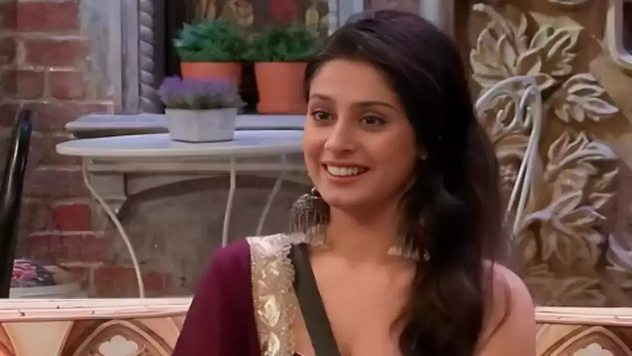 ईशा मालवीय के हाथ लगी बड़ी फिल्म? टी-सीरीज के बाहर स्पॉट हुईं Bigg Boss 17 फेम एक्ट्रेस