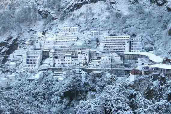 SNOW: 2024 की पहली बर्फ़बारी, वैष्णों देवी में पर्यटकों का उत्साह