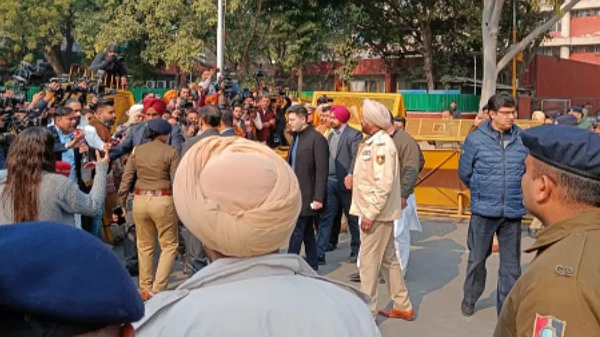 चंडीगढ़ में आम आदमी पार्टी और कांग्रेस ने मेयर चुनाव में हुई धांधली के खिलाफ प्रदर्शन किया