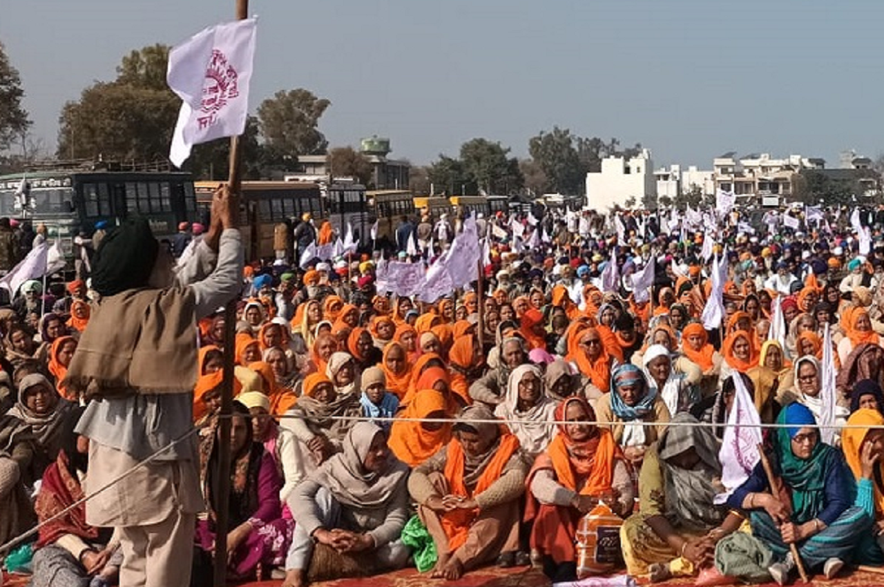 पंजाब सरकार और केंद्र सरकार के खिलाफ किसानों ने किया प्रदर्शन