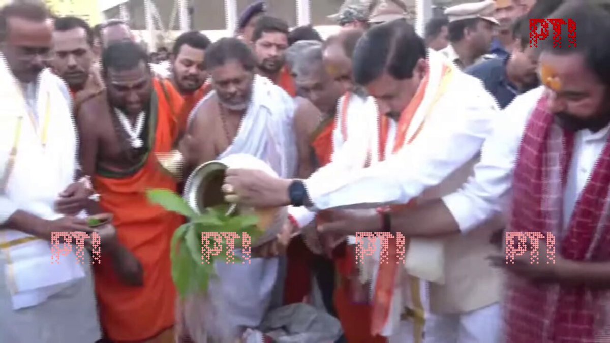 तेलंगाना के सिद्दीपेट जिले में कोमुरावेली रेलवे स्टेशन की आधारशिला केंद्रीय मंत्री जी.किशन रेड्डी और मध्य प्रदेश के मुख् यमंत्री मोहन यादव ने रखी