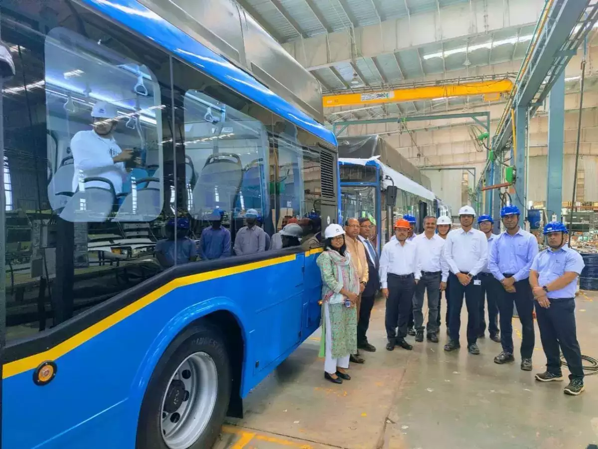 मार्च के अंत तक प्रीमियम बसें चलने लगेंगी, जिससे दिल्लीवासियों को घर के पास सुविधा मिलेगी।