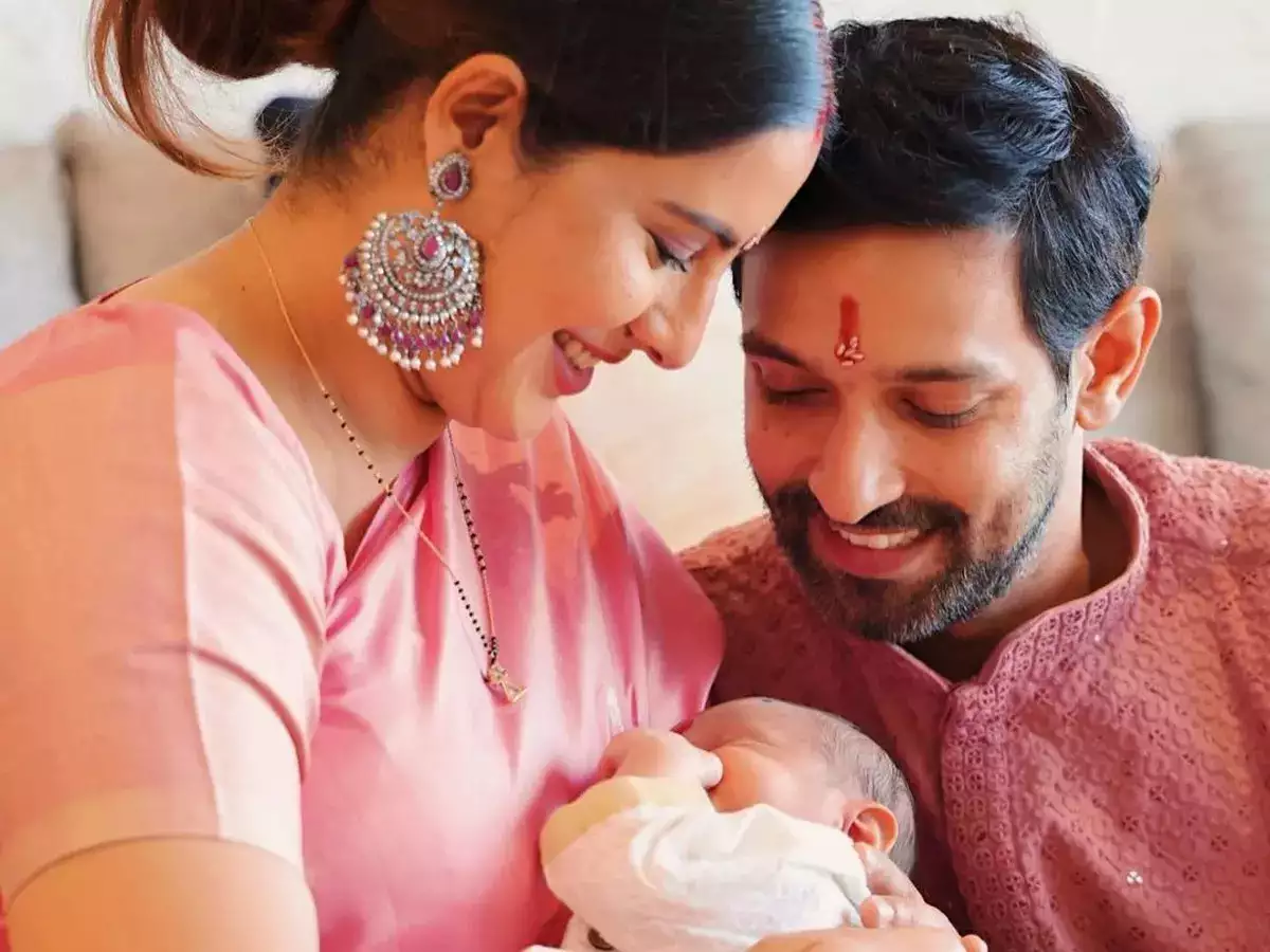 Vikrant Massey और Sheetal Thakur ने अपने पहले बच्चे का नाम Vardaan रखा और बेटे की पहली तस्वीर साझा की, 'किसी आशीर्वाद से कम नहीं'