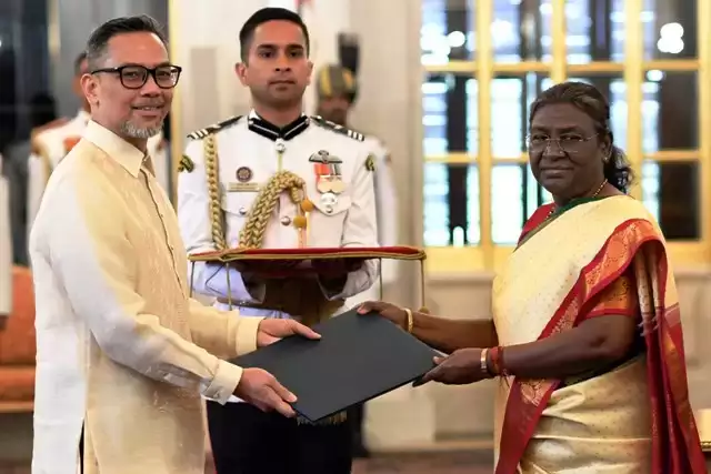 President Smt. Droupadi Murmu ने आज (27 मार्च, 2024) राष्ट्रपति भवन में आयोजित एक समारोह में फिलीपींस, उज्बेकिस्तान, बेलारूस, केन्या और जॉर्जिया के...