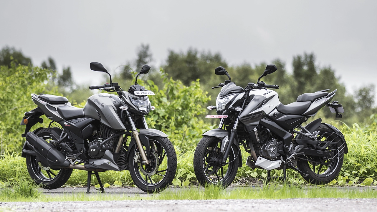 New Bajaj Pulsar NS200 vs TVS Apache RTR 200 4V Spec तुलना: आपको कौन सा खरीदना चाहिए? जानिये ये सब