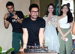 Aamir Khan ने लापता लेडीज टीम के साथ मनाया 59वां जन्मदिन; कहते हैं, "अगर मुझे गिफ्ट देना है, तो इस फिल्म की एक टिकट ले लीजिए"