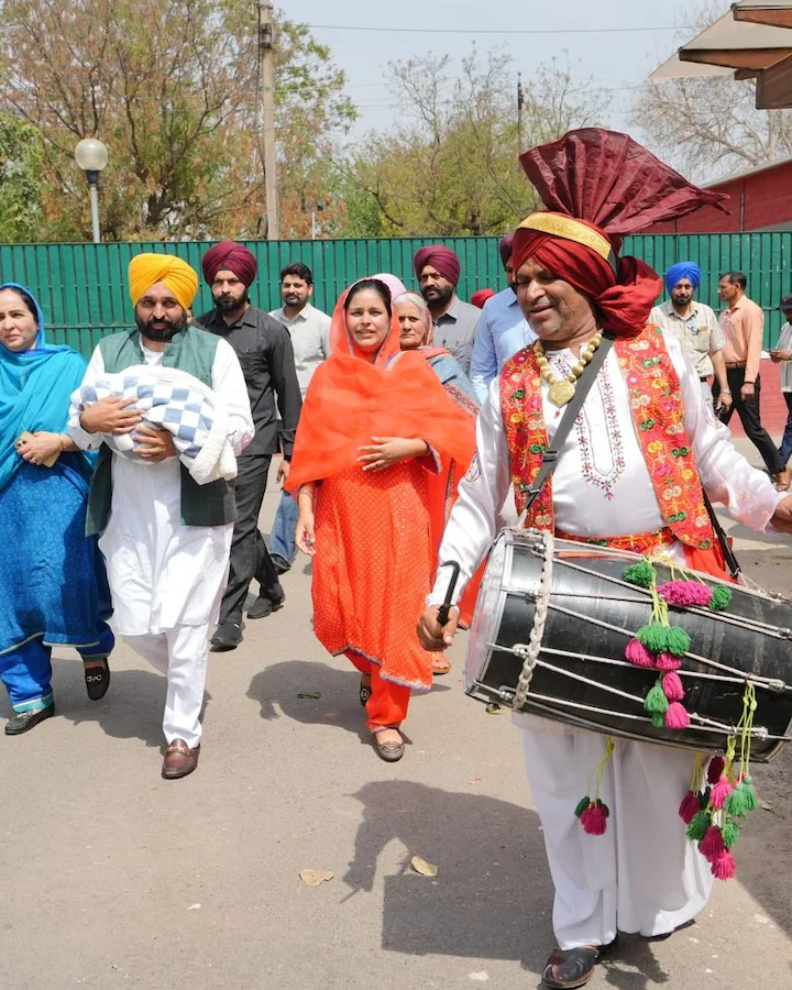 CM Bhagwant Mann नवजात बेटी को घर लाए और उसका नाम नियामत कौर मान रखा