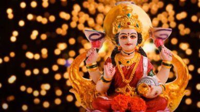 Lakshmi Aarti: जाने माँ लक्ष्मी की कृपा पाने के लिए कैसे करे उनकी आरती