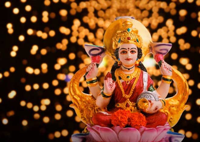 Lakshmi Aarti: जाने माँ लक्ष्मी की कृपा पाने के लिए कैसे करे उनकी आरती