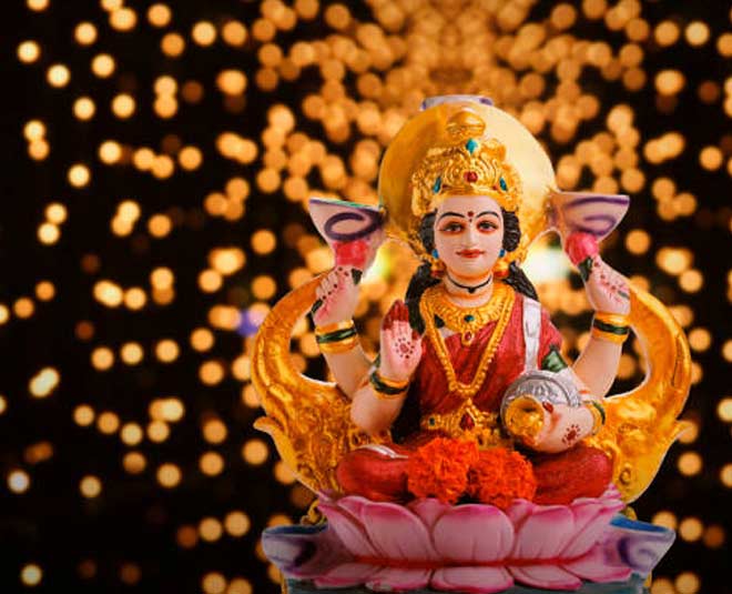 Lakshmi Aarti: जाने माँ लक्ष्मी की कृपा पाने के लिए कैसे करे उनकी आरती