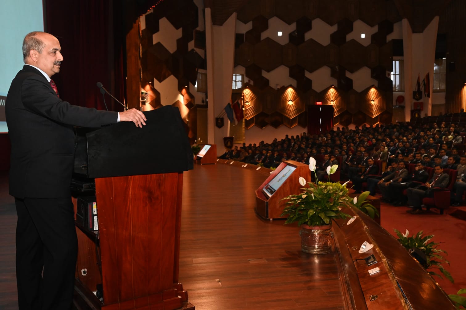 Air Chief Marshal VR Chaudhari ने वेलिंगटन के डिफेंस स्टाफ कॉलेज में 79वें स्टाफ कोर्स की तैयारी के दौरान भारतीय सशस्त्र बलों और मित्र देशों के छात्र अधिकारियों को निशाना बनाया।