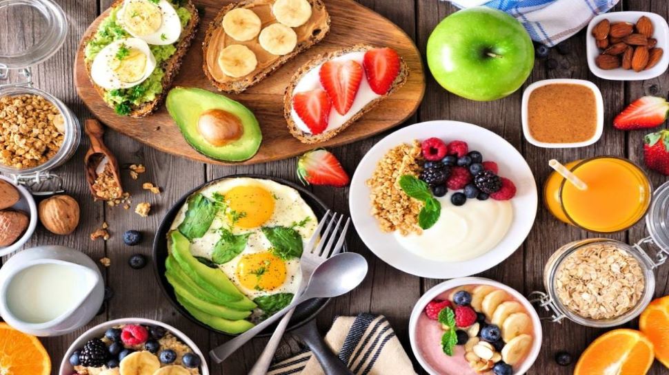 Breakfast: हेल्दी और फिट रहने के लिए कितना जरूरी है सुबह का नाश्ता
