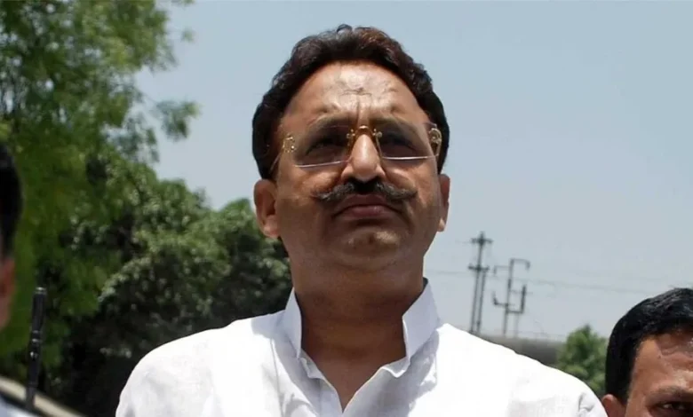 Mukhtar Ansari का स्टेटस लगाने वाले पुलिसकर्मी को सस्पेंड कर दिया गया और माफिया को बताया गया कि वह शेर-ए-पूर्वांचल है।