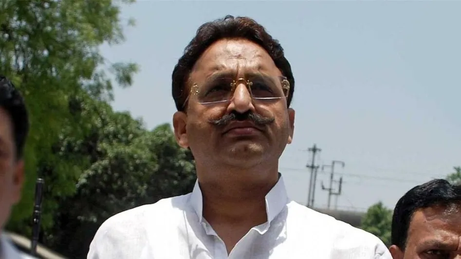 Mukhtar Ansari का स्टेटस लगाने वाले पुलिसकर्मी को सस्पेंड कर दिया गया और माफिया को बताया गया कि वह शेर-ए-पूर्वांचल है।