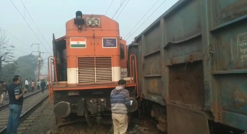 रेल सेवाएं: 12 दिनों से राज्य में मालगाड़ी सेवा बंद है, डीजल और पेट्रोल की बिक्री पर लगी लिमिट, खाने के भंडार पर अपडेट जानें ।