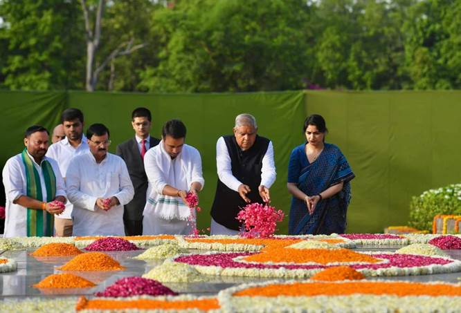 उपराष्ट्रपति श्री जगदीप धनखड़ ने पूर्व प्रधानमंत्री चौधरी चरण सिंह की 37वीं पुण्य तिथि पर उन्हें श्रद्धांजलि अर्पित की