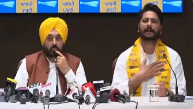 कांग्रेस के पूर्व विधायक दलवीर सिंह गोल्डी ने आप की टोपी पहनी, क्योंकि वे टिकट कटने से नाराज थे।