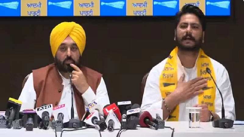 कांग्रेस के पूर्व विधायक दलवीर सिंह गोल्डी ने आप की टोपी पहनी, क्योंकि वे टिकट कटने से नाराज थे।