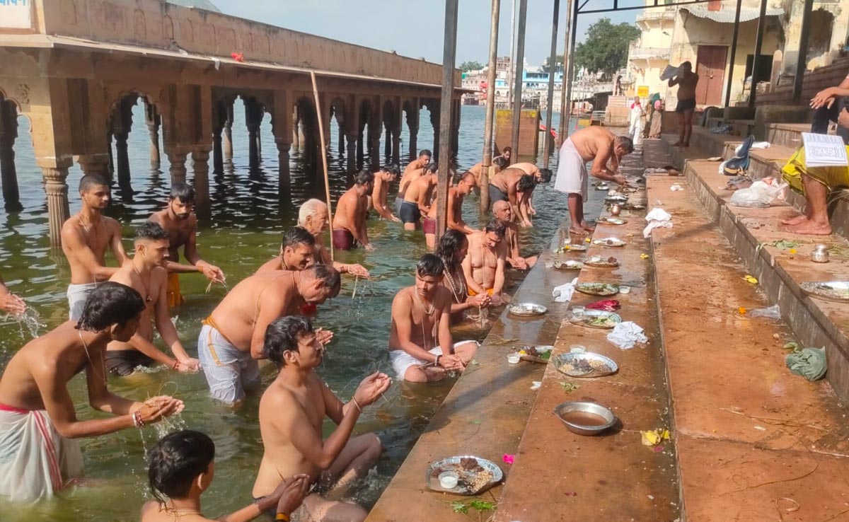 Buddha Purnima: भक्तों ने बुद्ध पूर्णिमा पर स्नान किया; यहां जानिए स्नान और दान का महत्व और शुभ मुहूर्त।