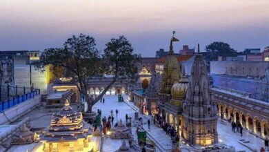 Kashi Vishwanath Temple का पुराना इतिहास दिलचस्प है, जो गंगा के तट पर स्थित है।