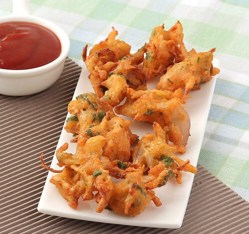 Onion Pakoda recipe: शाम की चाय के साथ आसान क्रिस्पी प्याज पकौड़ा बनाएं