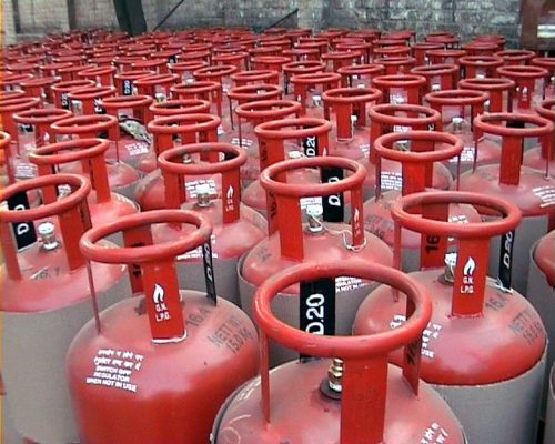 LPG cylinder: LPG cylinder की कीमतों में फिर कटौती, ग्राहकों को लगातार तीसरे महीने फायदा