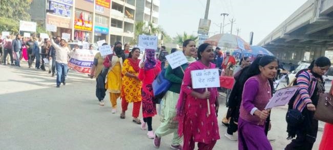 NHM Employees Protest: NHM कर्मचारी मांगों को लेकर सड़क पर उतरे