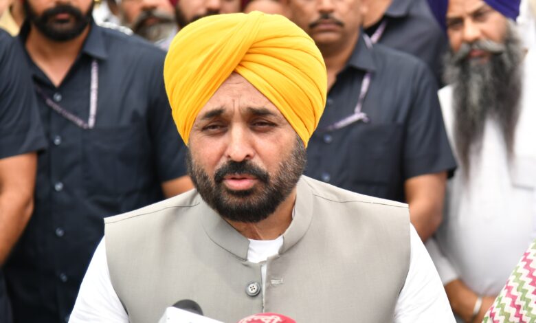 CM Bhagwat Mann ने आज गुरूदवारा सिंह शहीदां सोहाना में माथा टेका और राज्य की तरक्की और खुशहाली के लिए अरदास की।