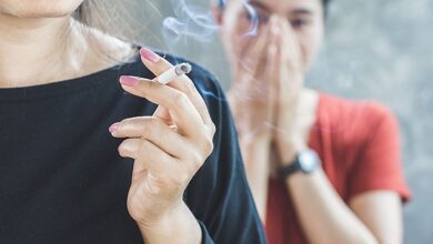 Passive Smoking: धूम्रपान करने वालों के साथ रहने पर क्या आप कैंसर का शिकार हो सकते हैं?