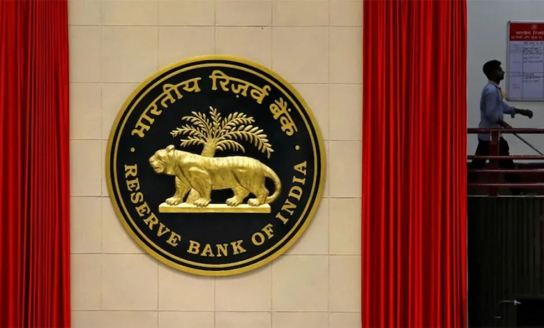 Bank NPA: भारतीय रिज़र्व बैंक (RBI) की रिपोर्ट में बताया गया है कि बैंकों का फंसा हुआ कर्ज कई सालों के निचले 2.8 प्रतिशत पर गिर गया है।