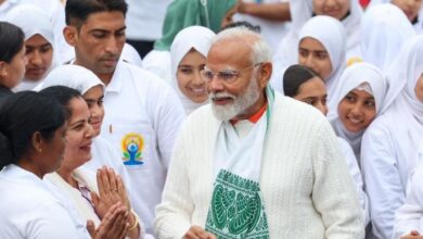 प्रधानमंत्री श्री नरेन्द्र मोदी ने श्रीनगर की डल झील पर योग प्रेमियों के साथ सेल्फी खिंचवाई