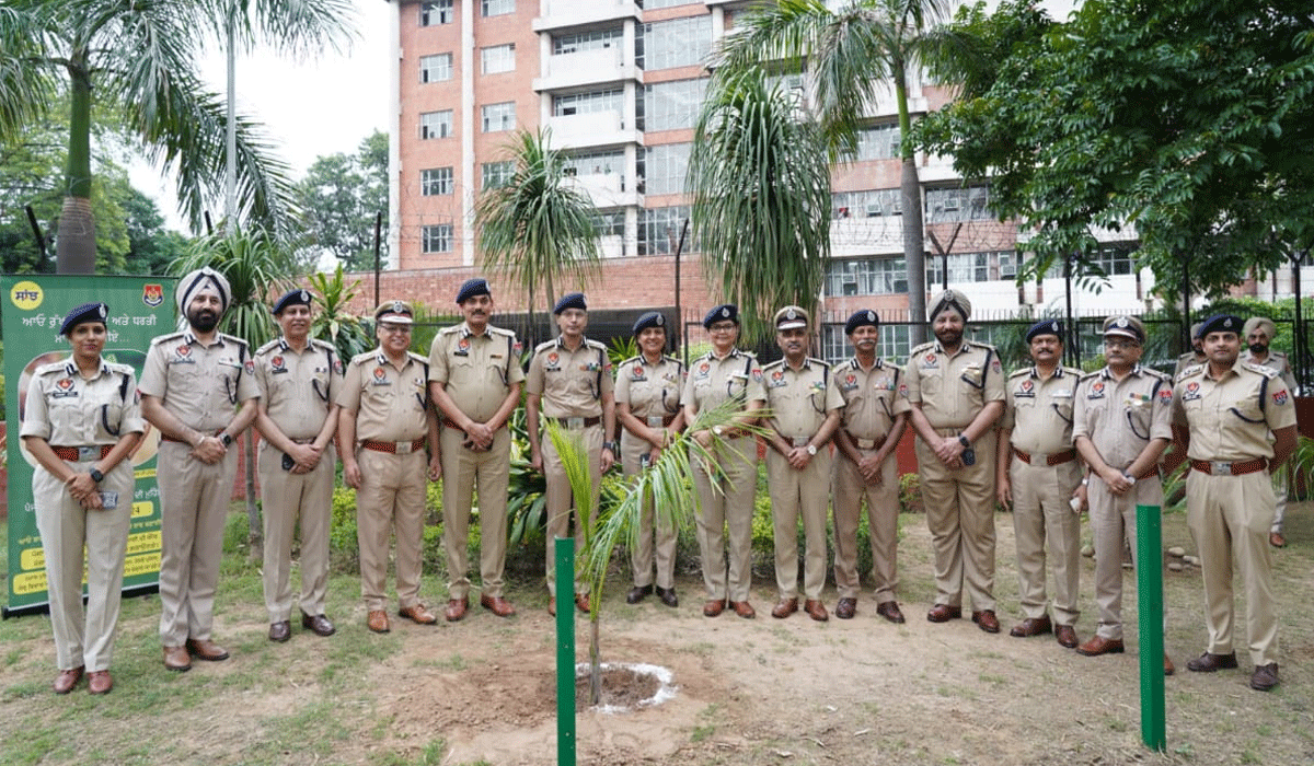 DGP Gaurav Yadav: पंजाब पुलिस ने मानसून के स्वागत में पौधारोपण अभियान शुरू किया, डीजीपी पंजाब ने पीपीएचक्यू में 'बॉटल पाम' के पौधे लगाए