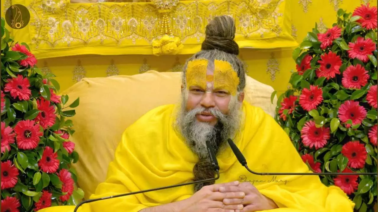 Premanand Ji Maharaj: हाथरस में मची भगदड़ के बीच प्रेमानंद महाराज ने भक्तों को संदेश देने का अहम फैसला लिया.