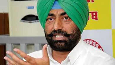 Sukhpal Khaira ने शंभू बॉर्डर पर किसान नेताओं से मुलाकात की और उनके आंदोलन को अपना समर्थन दिया।