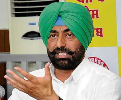 Sukhpal Khaira ने शंभू बॉर्डर पर किसान नेताओं से मुलाकात की और उनके आंदोलन को अपना समर्थन दिया।