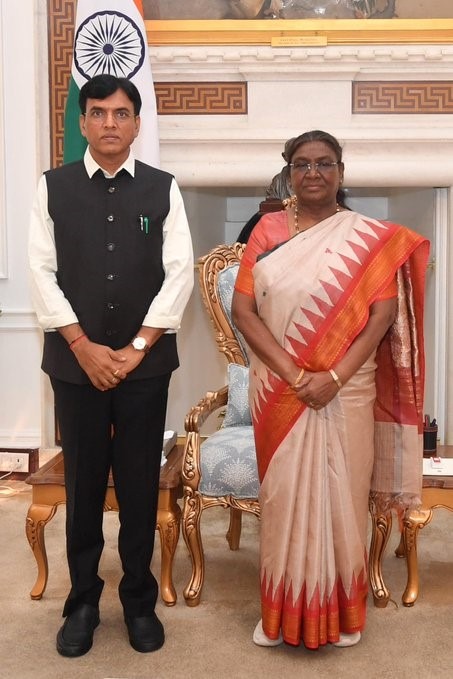 राष्ट्रपति श्रीमती द्रौपदी मुर्मु ने डूरंड कप टूर्नामेंट की तीन ट्रॉफियों का अनावरण किया