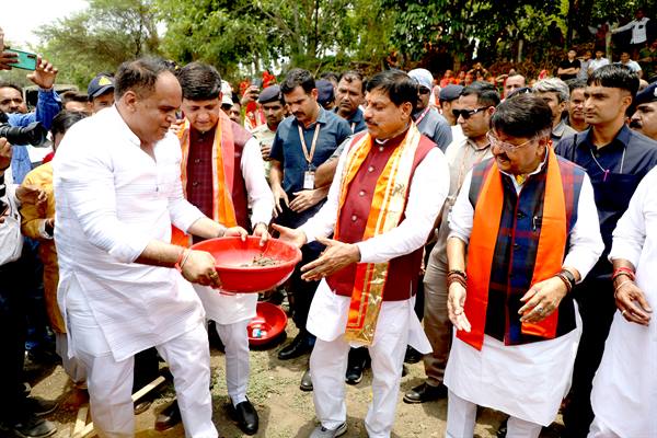 मुख्यमंत्री डॉ. मोहन यादव ने शहर के भंवरासला के अनुपयोगी तालाब को उपयोगी बनाने, जल क्षमता बढ़ाने तथा उसके सौंदर्यीकरण के लिये किया श्रमदान