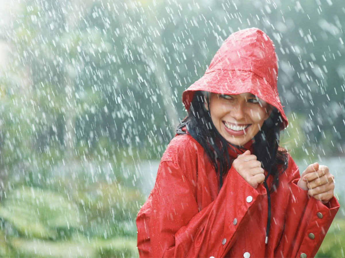 Stay Healthy In Monsoon: बारिश में बीमारियां तेजी से फैलती हैं, खाने से लेकर पानी तक, इसलिए अपना ख्याल रखें