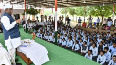 राज्यपाल श्री बागडे ने सीमांत क्षेत्र गोडू के पीएमश्री विद्यालय में विद्यार्थियों से किया संवाद