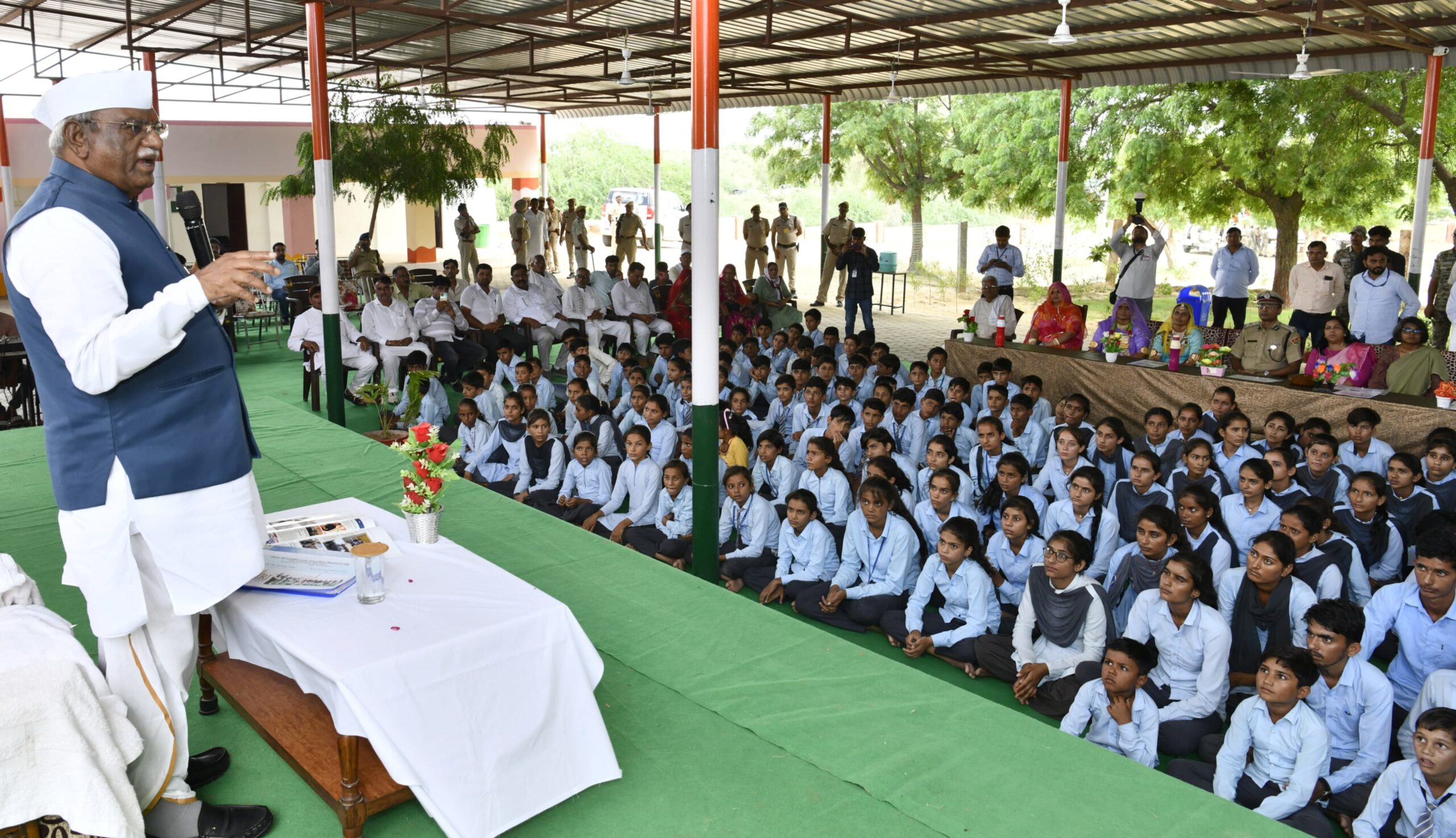 राज्यपाल श्री बागडे ने सीमांत क्षेत्र गोडू के पीएमश्री विद्यालय में विद्यार्थियों से किया संवाद