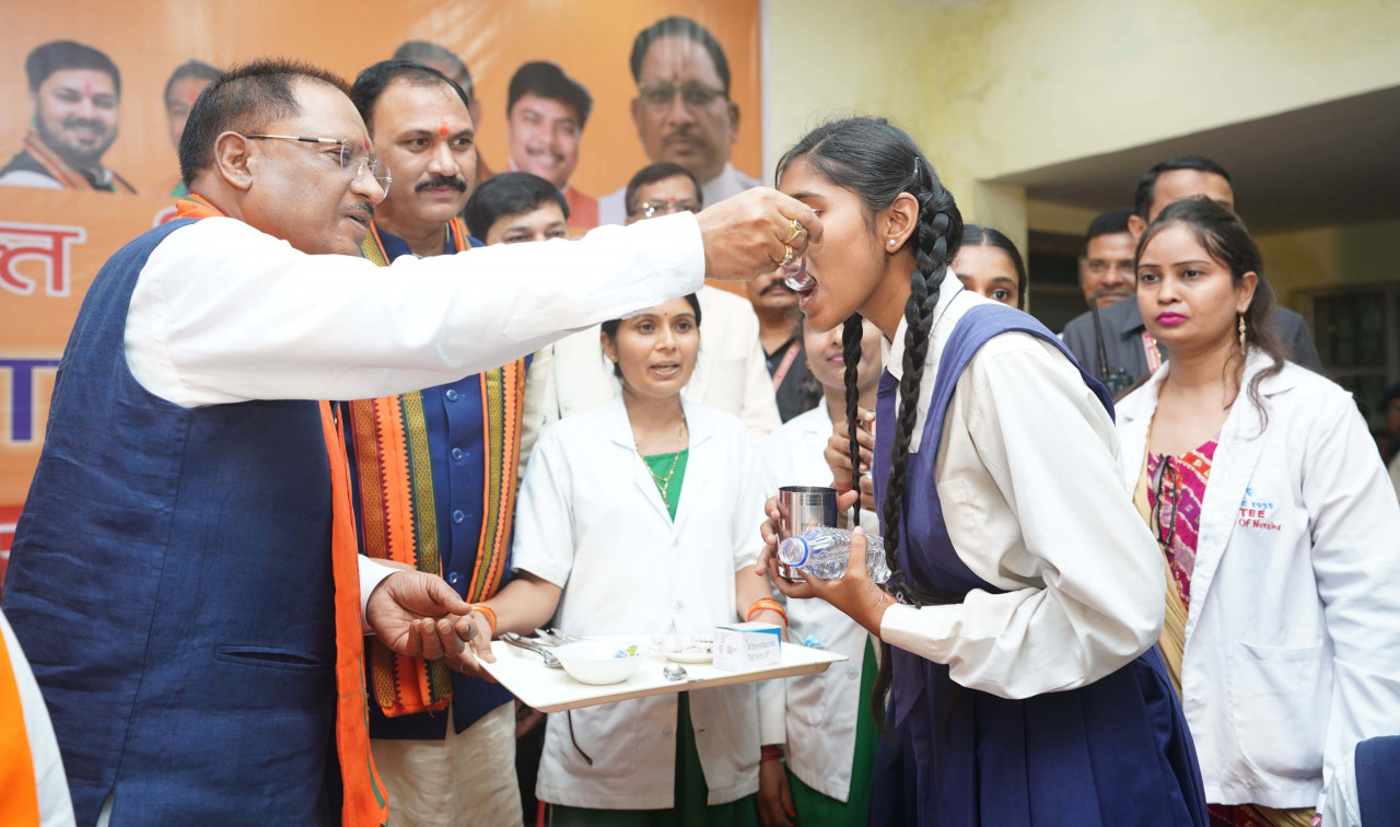 National Deworming Day: CM ने दानी स्कूल में छात्राओं को कृमि रोधी दवा खिलाकर किया शुभारंभ