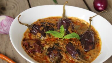 Hyderabadi Baigan Salan: आपके घर भी बैंगन का नाम सुनकर लोग मुंह बनाते हैं, तो एक बार हैंदराबादी बैंगन सालन का स्वाद लें।