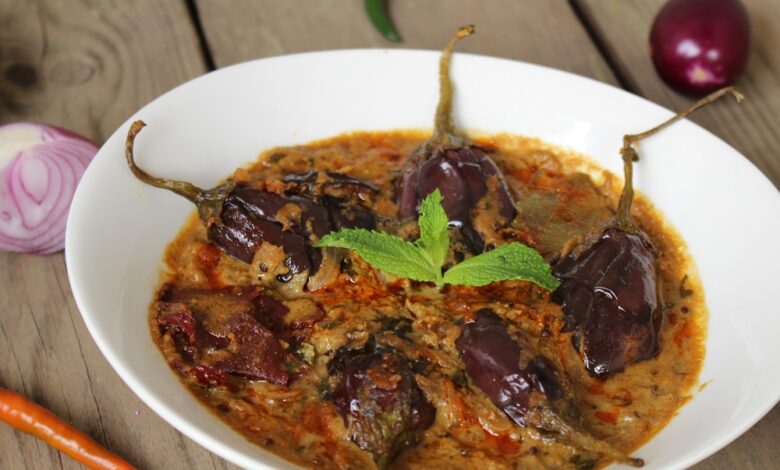 Hyderabadi Baigan Salan: आपके घर भी बैंगन का नाम सुनकर लोग मुंह बनाते हैं, तो एक बार हैंदराबादी बैंगन सालन का स्वाद लें।