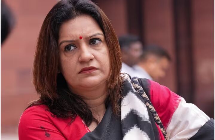 Priyanka Chaturvedi: पेरिस ओलंपिक में विनेश फोगाट की जीत पर प्रियंका चतुर्वेदी ने कहा, 'सभी को याद है कि बृजभूषण सिंह...'