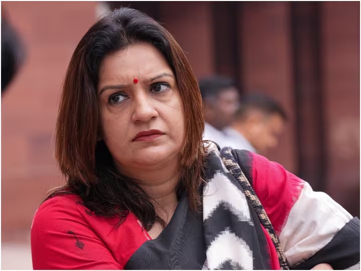 Priyanka Chaturvedi: पेरिस ओलंपिक में विनेश फोगाट की जीत पर प्रियंका चतुर्वेदी ने कहा, 'सभी को याद है कि बृजभूषण सिंह...'