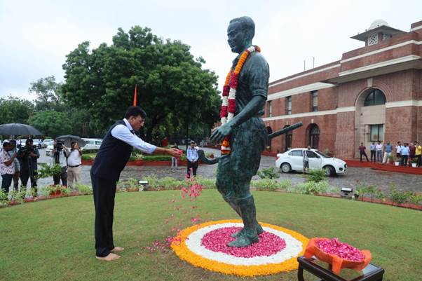 Dr. Mansukh Mandaviya ने हॉकी के जादूगर मेजर ध्यानचंद को पुष्पांजलि अर्पित की